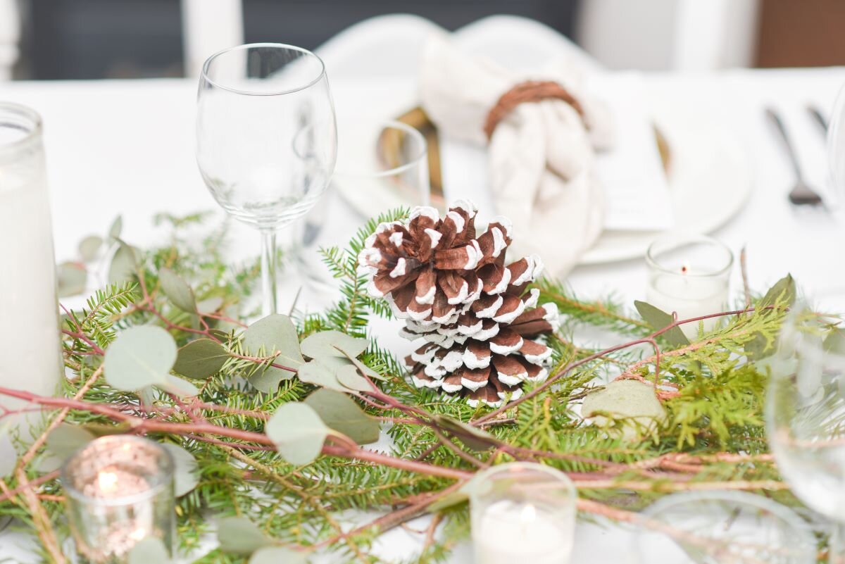 winterliche Tischdeko mit Tannzapfen 