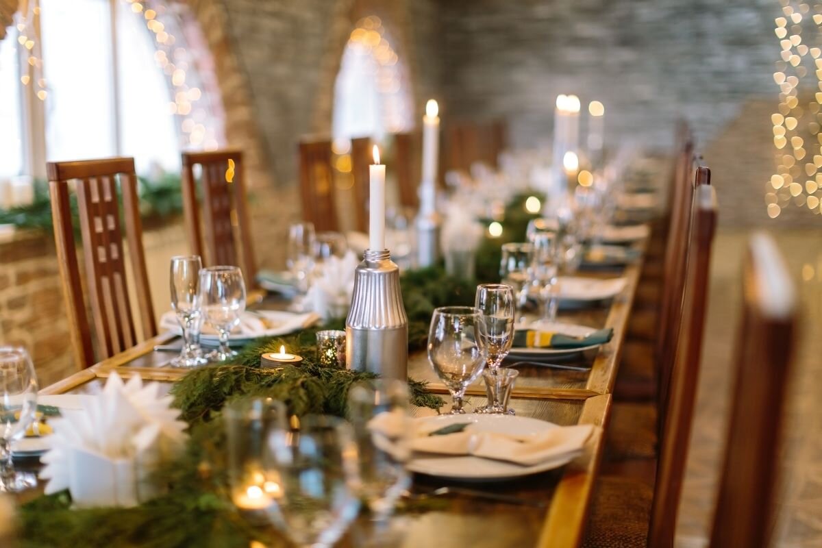 Winterhochzeit - Rustikale Tischdekoration mit Tannenzweigen