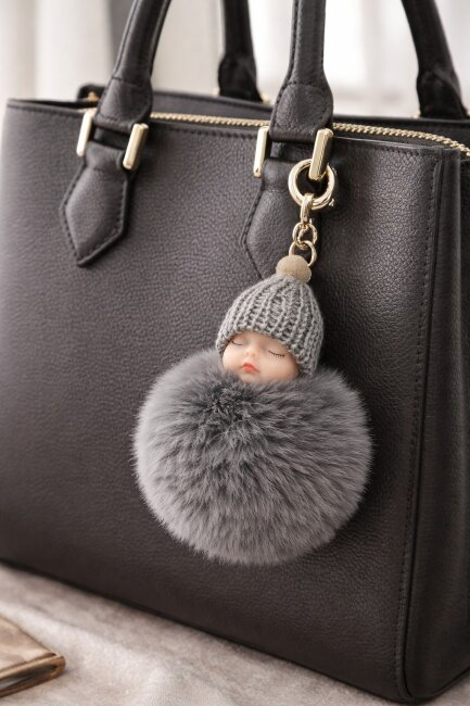 Schl&uuml;sselanh&auml;nger schlafendes Baby mit Fellbommel 12cm grau