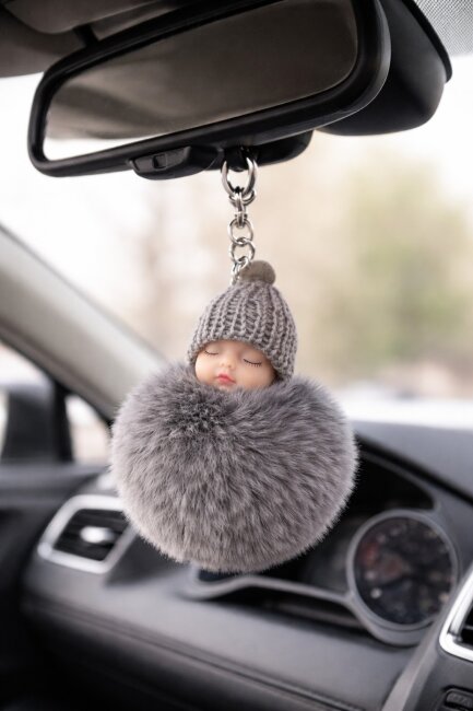 Schl&uuml;sselanh&auml;nger schlafendes Baby mit Fellbommel 12cm grau