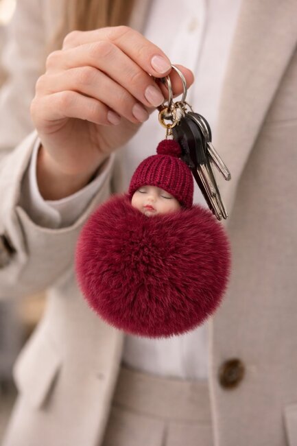 Schl&uuml;sselanh&auml;nger schlafendes Baby mit Fellbommel 12cm bordeaux rot
