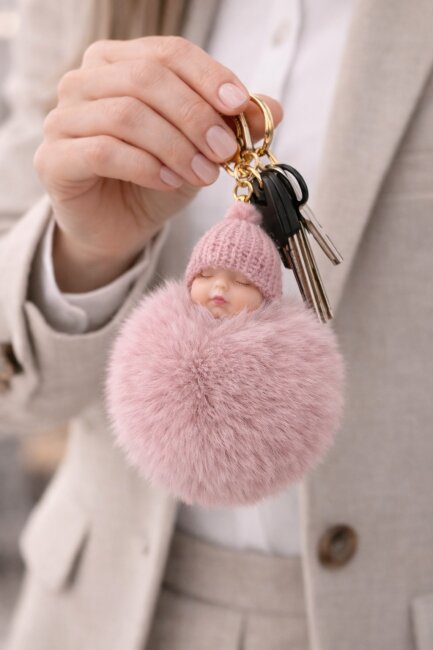 Schl&uuml;sselanh&auml;nger schlafendes Baby mit Fellbommel 12cm altrosa