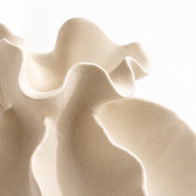 Gewellte Keramikvase Wei&szlig; &ndash; Moderne Dekovase 21 &times; 17 cm